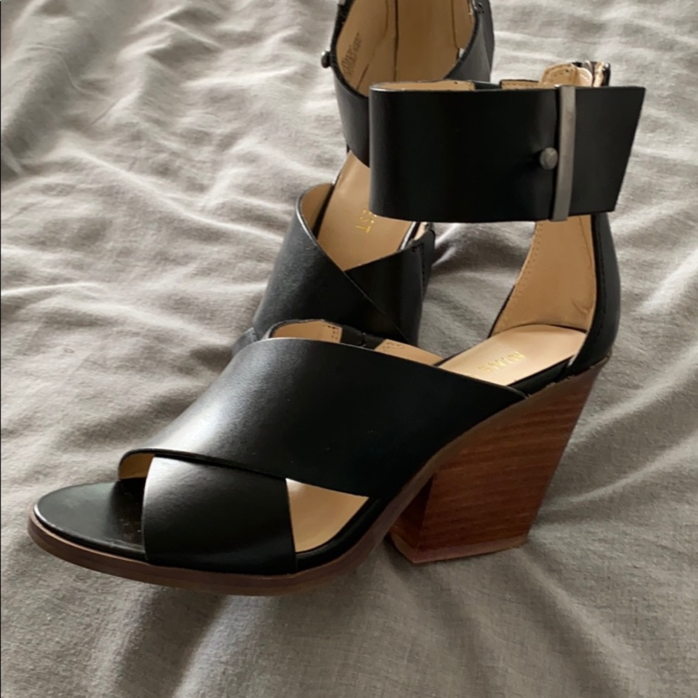 Nine West size 6 zip back sandal